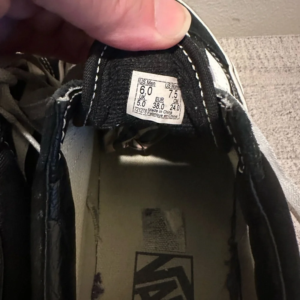 Vans Men's Old Skool Black and White Unisex Sneakers